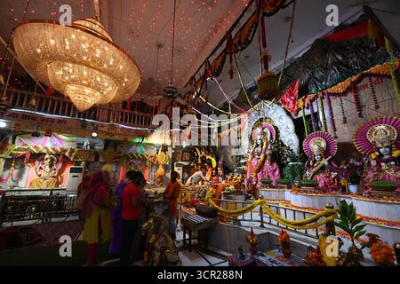 Neu-Delhi, Indien. September 2025. NEW DELHI, INDIEN - 27. SEPTEMBER: Gläubige, die Gebete auf dem Shardiya Navratri Festival im Neelam mata Vaishnav Tempel Mayur Vihar, Phase II, am 27. September 2025 in Neu-Delhi, Indien. (Foto: Sonu Mehta/Hindustan Times/SIPA USA) Credit: SIPA USA/Alamy Live News Stockfoto