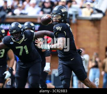 27. September 2025: Der Quarterback der Wake Forest University Robby Ashford (2) übergibt den Ball. NCAA-Fußballspiel zwischen Georgia Tech und Wake Forest University im AlLegacy Federal Credit Union Stadium in Winston-Salem, North Carolina. David Beach/CSM Stockfoto