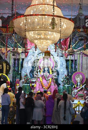 Neu-Delhi, Indien. September 2025. NEW DELHI, INDIEN - 27. SEPTEMBER: Gläubige, die Gebete auf dem Shardiya Navratri Festival im Neelam mata Vaishnav Tempel Mayur Vihar, Phase II, am 27. September 2025 in Neu-Delhi, Indien. (Foto: Sonu Mehta/Hindustan Times/SIPA USA) Credit: SIPA USA/Alamy Live News Stockfoto