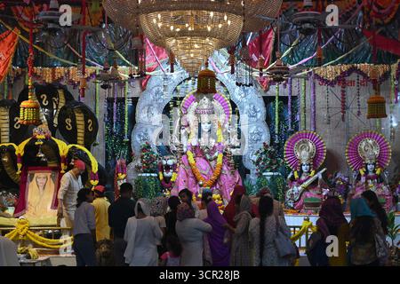 Neu-Delhi, Indien. September 2025. NEW DELHI, INDIEN - 27. SEPTEMBER: Gläubige, die Gebete auf dem Shardiya Navratri Festival im Neelam mata Vaishnav Tempel Mayur Vihar, Phase II, am 27. September 2025 in Neu-Delhi, Indien. (Foto: Sonu Mehta/Hindustan Times/SIPA USA) Credit: SIPA USA/Alamy Live News Stockfoto