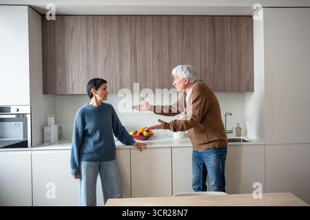 Aufgeregtes älteres Ehepaar streitet sich fast gegen Beschuldigungen, sich gegenseitig zu erniedrigen. Toxischer Konflikt Stockfoto