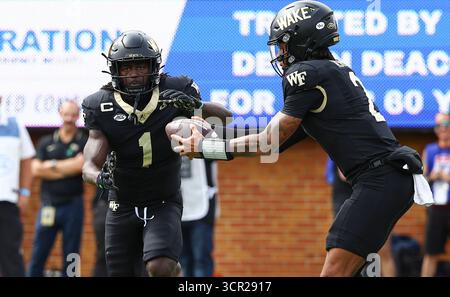 27. September 2025: Wake Forest University Running Back Demond Claiborne (1) Fakes übergeben an Wake Forest University Running Back Demond Claiborne (1). NCAA-Fußballspiel zwischen Georgia Tech und Wake Forest University im AlLegacy Federal Credit Union Stadium in Winston-Salem, North Carolina. David Beach/CSM Stockfoto