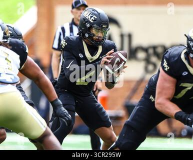 27. September 2025: Der Quarterback der Wake Forest University Robby Ashford (2) macht einen Schnappschuss. NCAA-Fußballspiel zwischen Georgia Tech und Wake Forest University im AlLegacy Federal Credit Union Stadium in Winston-Salem, North Carolina. David Beach/CSM Stockfoto