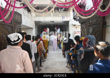 Neu-Delhi, Indien. September 2025. NEW DELHI, INDIEN - 27. SEPTEMBER: Gläubige, die Gebete auf dem Shardiya Navratri Festival im Jhandewalan Tempel am 27. September 2025 in Neu-Delhi, Indien. (Foto: Sonu Mehta/Hindustan Times/SIPA USA) Credit: SIPA USA/Alamy Live News Stockfoto