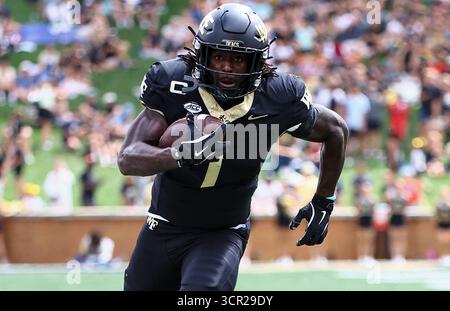 27. September 2025: Wake Forest University Running Back Demond Claiborne (1) leitet den Ball. NCAA-Fußballspiel zwischen Georgia Tech und Wake Forest University im AlLegacy Federal Credit Union Stadium in Winston-Salem, North Carolina. David Beach/CSM Stockfoto