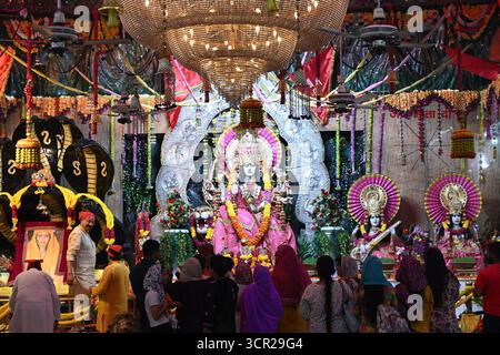 Neu-Delhi, Indien. September 2025. NEW DELHI, INDIEN - 27. SEPTEMBER: Gläubige, die Gebete auf dem Shardiya Navratri Festival im Neelam mata Vaishnav Tempel Mayur Vihar, Phase II, am 27. September 2025 in Neu-Delhi, Indien. (Foto: Sonu Mehta/Hindustan Times/SIPA USA) Credit: SIPA USA/Alamy Live News Stockfoto