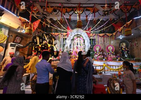 Neu-Delhi, Indien. September 2025. NEW DELHI, INDIEN - 27. SEPTEMBER: Gläubige, die Gebete auf dem Shardiya Navratri Festival im Neelam mata Vaishnav Tempel Mayur Vihar, Phase II, am 27. September 2025 in Neu-Delhi, Indien. (Foto: Sonu Mehta/Hindustan Times/SIPA USA) Credit: SIPA USA/Alamy Live News Stockfoto