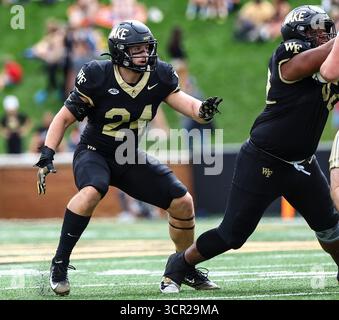 27. September 2025: Wake Forest University Linebacker Dylan Hazen (24) sieht sich das Spiel an. NCAA-Fußballspiel zwischen Georgia Tech und Wake Forest University im AlLegacy Federal Credit Union Stadium in Winston-Salem, North Carolina. David Beach/CSM Stockfoto