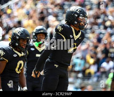 27. September 2025: Der Quarterback der Wake Forest University Robby Ashford (2) feiert nach dem Touchdown. NCAA-Fußballspiel zwischen Georgia Tech und Wake Forest University im AlLegacy Federal Credit Union Stadium in Winston-Salem, North Carolina. David Beach/CSM Stockfoto