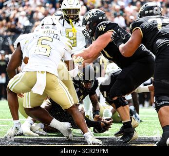 27. September 2025: Der Quarterback der Wake Forest University Robby Ashford (2) taucht zum Touchdown. NCAA-Fußballspiel zwischen Georgia Tech und Wake Forest University im AlLegacy Federal Credit Union Stadium in Winston-Salem, North Carolina. David Beach/CSM Stockfoto