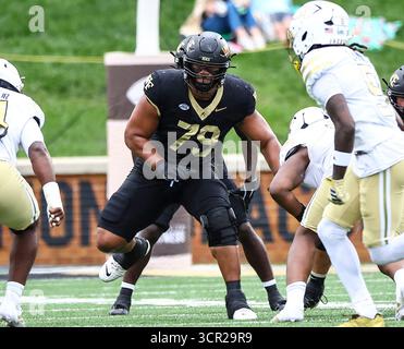 27. September 2025: Wake Forest University Offensive Lineman Fa'alili Fa'amoe (79) Blocks. NCAA-Fußballspiel zwischen Georgia Tech und Wake Forest University im AlLegacy Federal Credit Union Stadium in Winston-Salem, North Carolina. David Beach/CSM Stockfoto