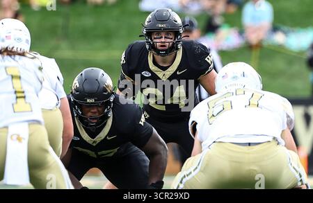 27. September 2025: Linebacker Dylan Hazen (24) der Wake Forest University wartet auf Ball. NCAA-Fußballspiel zwischen Georgia Tech und Wake Forest University im AlLegacy Federal Credit Union Stadium in Winston-Salem, North Carolina. David Beach/CSM Stockfoto