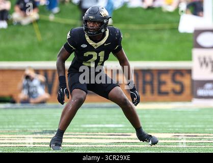 27. September 2025: Wake Forest University Linebacker Aiden Hall (21) sucht nach Spielvorstellungen. NCAA-Fußballspiel zwischen Georgia Tech und Wake Forest University im AlLegacy Federal Credit Union Stadium in Winston-Salem, North Carolina. David Beach/CSM Stockfoto