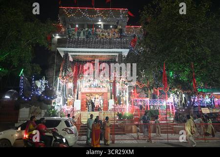 Neu-Delhi, Indien. September 2025. NEW DELHI, INDIEN - 27. SEPTEMBER: Gläubige, die Gebete auf dem Shardiya Navratri Festival im Neelam mata Vaishnav Tempel Mayur Vihar, Phase II, am 27. September 2025 in Neu-Delhi, Indien. (Foto: Sonu Mehta/Hindustan Times/SIPA USA) Credit: SIPA USA/Alamy Live News Stockfoto