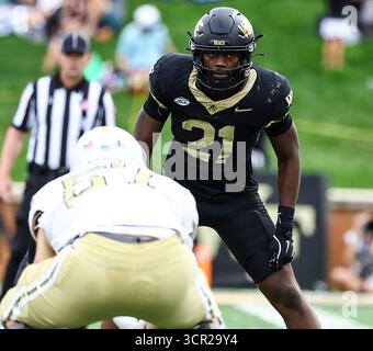 27. September 2025: Wake Forest University Linebacker Aiden Hall (21). NCAA-Fußballspiel zwischen Georgia Tech und Wake Forest University im AlLegacy Federal Credit Union Stadium in Winston-Salem, North Carolina. David Beach/CSM Stockfoto