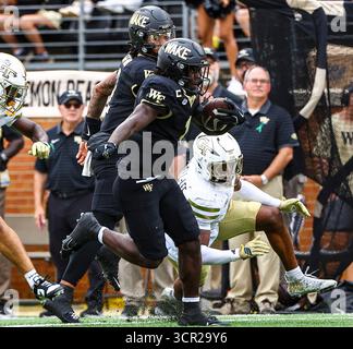 27. September 2025: Wake Forest University Running Back Demond Claiborne (1) läuft zum Touchdown. NCAA-Fußballspiel zwischen Georgia Tech und Wake Forest University im AlLegacy Federal Credit Union Stadium in Winston-Salem, North Carolina. David Beach/CSM Stockfoto