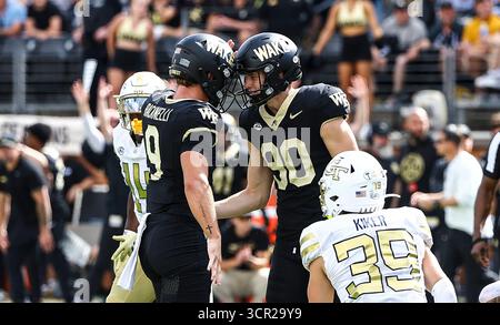 27. September 2025: Wake Forest University Wide Receiver Sawyer Racanelli (9) und Wake Forest University Kicker Connor Calvert (90) feiern nach dem Field Goal. NCAA-Fußballspiel zwischen Georgia Tech und Wake Forest University im AlLegacy Federal Credit Union Stadium in Winston-Salem, North Carolina. David Beach/CSM Stockfoto
