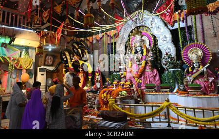 Neu-Delhi, Indien. September 2025. NEW DELHI, INDIEN - 27. SEPTEMBER: Gläubige, die Gebete auf dem Shardiya Navratri Festival im Neelam mata Vaishnav Tempel Mayur Vihar, Phase II, am 27. September 2025 in Neu-Delhi, Indien. (Foto: Sonu Mehta/Hindustan Times/SIPA USA) Credit: SIPA USA/Alamy Live News Stockfoto