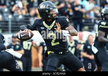 27. September 2025: Der Quarterback der Wake Forest University Robby Ashford (2) schaut im Downfield vorbei. NCAA-Fußballspiel zwischen Georgia Tech und Wake Forest University im AlLegacy Federal Credit Union Stadium in Winston-Salem, North Carolina. David Beach/CSM Stockfoto