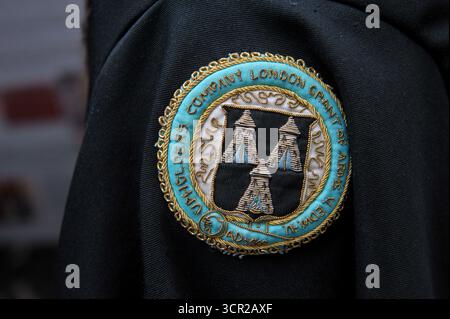London, Großbritannien. 28. September 2025. Ein Mitglied der Worshipful Company of Polsters, das seine Insignien auf der von der Worshipful Company of Woolmen organisierten Lackmesse trägt, um mit ihrem jährlichen Schaf-Antrieb über die Southwark Bridge zusammenzufallen. Die jährliche Wohltätigkeitsveranstaltung, die von der Worshipful Company of Woolmen organisiert wird, sieht 1000 Freemen of the City of London mit ihren Gästen und Familien, die ihr historisches Recht haben, ihre Schafe gebührenfrei über die Themse zu fahren und dabei die Spuren der alten Handelsrouten Londons zu verfolgen. Stockfoto