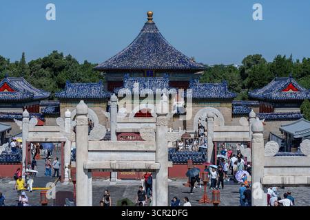Peking, China - 14. September 2025 : majestätischer Himmelstempel mit ikonischen blau gekachelten Dächern und traditioneller chinesischer Architektur. Besucher erkunden die Stockfoto