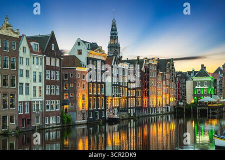 Landschaft von Damrak in Amsterdam, Niederländisch. Die Häuser liegen direkt am Wasser Stockfoto