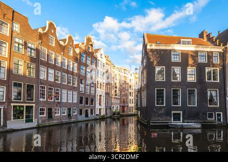 Die Häuser befinden sich direkt am Wasser in Vredenburgh, Amsterdam, Niederländisch Stockfoto