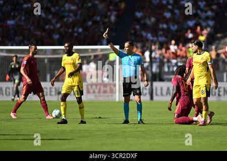 Rom, Italien. September 2025. Der Schiedsrichter Ermanno Feliciani sah während des Spiels Der Serie A zwischen AS Roma und Hellas Verona im Stadio Olimpico. Endergebnis; AS Roma 2:0 Hellas Verona (Foto: Gennaro Masi/SOPA Images/SIPA USA) Credit: SIPA USA/Alamy Live News Stockfoto