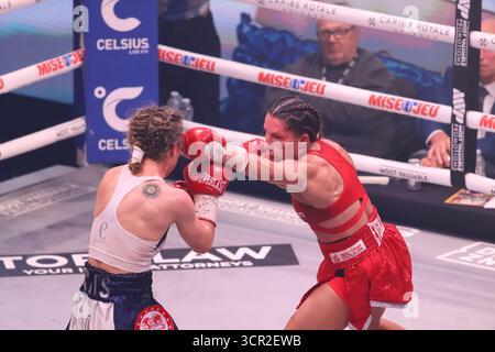Montreal, Ciudad de Mexico, Kanada. September 2025. Kim Clavel aus Kanada schlägt Sol Cudos aus Argentinien während des IBF World Mindestgewicht Titelkampfes im Saint-Denis Theater. Am 27. September 2025 in Montreal, Kanada. (Credit Image: © Horacio Zamora Rios/eyepix via ZUMA Press Wire) NUR REDAKTIONELLE VERWENDUNG! Nicht für kommerzielle ZWECKE! Stockfoto