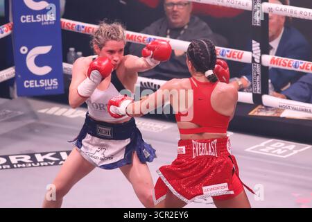 Montreal, Ciudad de Mexico, Kanada. September 2025. Sol Cudos aus Argentinien und Kim Clavel aus Kanada schlagen sich beim IBF World Mindestgewicht Titelkampf im Saint-Denis Theater. Am 27. September 2025 in Montreal, Kanada. (Credit Image: © Horacio Zamora Rios/eyepix via ZUMA Press Wire) NUR REDAKTIONELLE VERWENDUNG! Nicht für kommerzielle ZWECKE! Stockfoto