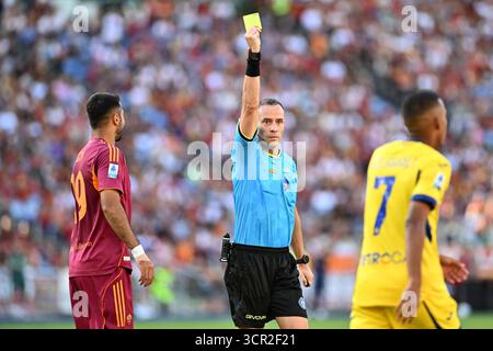 Rom, Italien. September 2025. Der Schiedsrichter Ermanno Feliciani sah während des Spiels Der Serie A zwischen AS Roma und Hellas Verona im Stadio Olimpico. Endpunktzahl; AS Roma 2:0 Hellas Verona Credit: SOPA Images Limited/Alamy Live News Stockfoto