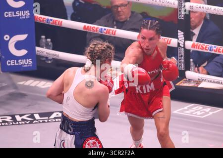 Montreal, Ciudad de Mexico, Kanada. September 2025. Sol Cudos aus Argentinien und Kim Clavel aus Kanada schlagen sich beim IBF World Mindestgewicht Titelkampf im Saint-Denis Theater. Am 27. September 2025 in Montreal, Kanada. (Credit Image: © Horacio Zamora Rios/eyepix via ZUMA Press Wire) NUR REDAKTIONELLE VERWENDUNG! Nicht für kommerzielle ZWECKE! Stockfoto