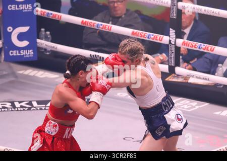 Montreal, Ciudad de Mexico, Kanada. September 2025. Kim Clavel aus Kanada schlägt Sol Cudos aus Argentinien während des IBF World Mindestgewicht Titelkampfes im Saint-Denis Theater. Am 27. September 2025 in Montreal, Kanada. (Credit Image: © Horacio Zamora Rios/eyepix via ZUMA Press Wire) NUR REDAKTIONELLE VERWENDUNG! Nicht für kommerzielle ZWECKE! Stockfoto