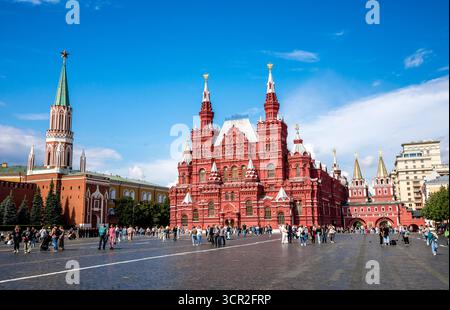 Staatliches Historisches Museum und St. Nikolaus Turm des Kreml an einem sonnigen Tag auf dem Roten Platz, Moskau, Russland, 9. August 2025 Stockfoto