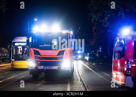 Belrlin, Deutschland. September 2025. Feuerwehrfahrzeuge und Einsatzfahrzeuge blockieren eine Straße während eines nächtlichen Noteinsatzes in Berlin. Rettungsdienste, darunter Polizei, Feuerwehr und medizinisches Personal, reagierten auf einen Vorfall in der Bernauer Stra?e und Brunnenstra?e in Berlin. Im Rahmen der nächtlichen Notoperation wurde ein Medevac-Hubschrauber entsandt. Quelle: SOPA Images Limited/Alamy Live News Stockfoto
