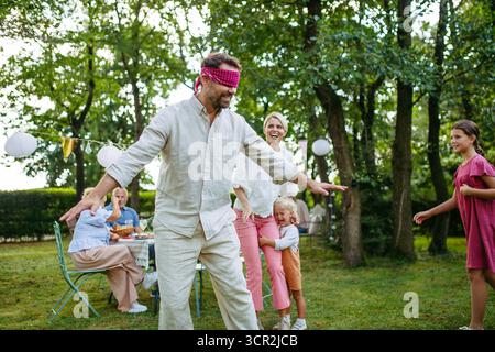 Familie genießt Sommerversammlungen im Freien mit verspielten Aktivitäten. Stockfoto