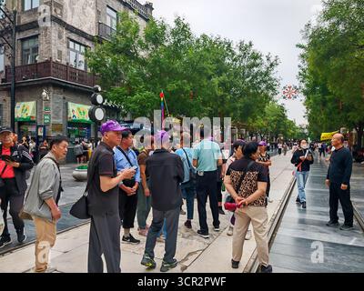 Peking, China - 15. September 2025 : Eine geschäftige Straßenszene in Pekings historischer Qianmen-Straße, in der viele Menschen die pulsierende Stadt erkunden Stockfoto
