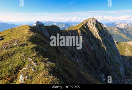 Atemberaubender Panoramablick auf eine Bergkette, Ennstaler Alpen, Steiermark, Österreich. Ihre Gipfel waren in Nebel gehüllt. Raues Gelände in den österreichischen Alpen. Wanderl Stockfoto