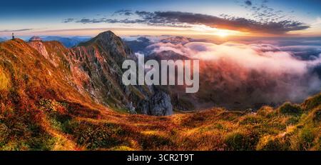 Atemberaubender Panoramablick auf eine Bergkette, Ennstaler Alpen, Steiermark, Österreich. Ihre Gipfel waren in Nebel gehüllt. Raues Gelände in den österreichischen Alpen. Wanderl Stockfoto