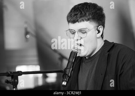 Der Teenager-Sänger Marc Atlas spielt live auf der New Acts Open Air Stage beim SWR3 NEW POP FESTIVAL 2025. Baden-Baden, Deutschland, 20. September 2025. Das Festival, das Weltstars bricht, feiert sein 30. Jahr. Marc Atlas ist ein 18-jähriger Popmusiker, der von seinem kasachischen Erbe beeinflusst wurde. Als Autodidakt an Gitarre und Klavier schreibt er verletzliche, emotionale Lieder über Liebe und Identität. Foto: Rob Watkins/Alamy Live News. Stockfoto