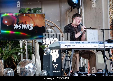 Der Teenager-Sänger Marc Atlas spielt live auf der New Acts Open Air Stage beim SWR3 NEW POP FESTIVAL 2025. Baden-Baden, Deutschland, 20. September 2025. Das Festival, das Weltstars bricht, feiert sein 30. Jahr. Marc Atlas ist ein 18-jähriger Popmusiker, der von seinem kasachischen Erbe beeinflusst wurde. Als Autodidakt an Gitarre und Klavier schreibt er verletzliche, emotionale Lieder über Liebe und Identität. Foto: Rob Watkins/Alamy Live News. Stockfoto