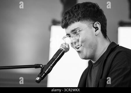 Der Teenager-Sänger Marc Atlas spielt live auf der New Acts Open Air Stage beim SWR3 NEW POP FESTIVAL 2025. Baden-Baden, Deutschland, 20. September 2025. Das Festival, das Weltstars bricht, feiert sein 30. Jahr. Marc Atlas ist ein 18-jähriger Popmusiker, der von seinem kasachischen Erbe beeinflusst wurde. Als Autodidakt an Gitarre und Klavier schreibt er verletzliche, emotionale Lieder über Liebe und Identität. Foto: Rob Watkins/Alamy Live News. Stockfoto