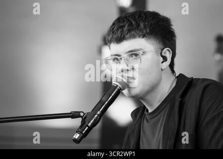 Der Teenager-Sänger Marc Atlas spielt live auf der New Acts Open Air Stage beim SWR3 NEW POP FESTIVAL 2025. Baden-Baden, Deutschland, 20. September 2025. Das Festival, das Weltstars bricht, feiert sein 30. Jahr. Marc Atlas ist ein 18-jähriger Popmusiker, der von seinem kasachischen Erbe beeinflusst wurde. Als Autodidakt an Gitarre und Klavier schreibt er verletzliche, emotionale Lieder über Liebe und Identität. Foto: Rob Watkins/Alamy Live News. Stockfoto