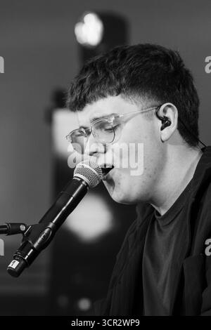 Der Teenager-Sänger Marc Atlas spielt live auf der New Acts Open Air Stage beim SWR3 NEW POP FESTIVAL 2025. Baden-Baden, Deutschland, 20. September 2025. Das Festival, das Weltstars bricht, feiert sein 30. Jahr. Marc Atlas ist ein 18-jähriger Popmusiker, der von seinem kasachischen Erbe beeinflusst wurde. Als Autodidakt an Gitarre und Klavier schreibt er verletzliche, emotionale Lieder über Liebe und Identität. Foto: Rob Watkins/Alamy Live News. Stockfoto