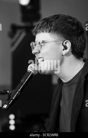 Der Teenager-Sänger Marc Atlas spielt live auf der New Acts Open Air Stage beim SWR3 NEW POP FESTIVAL 2025. Baden-Baden, Deutschland, 20. September 2025. Das Festival, das Weltstars bricht, feiert sein 30. Jahr. Marc Atlas ist ein 18-jähriger Popmusiker, der von seinem kasachischen Erbe beeinflusst wurde. Als Autodidakt an Gitarre und Klavier schreibt er verletzliche, emotionale Lieder über Liebe und Identität. Foto: Rob Watkins/Alamy Live News. Stockfoto