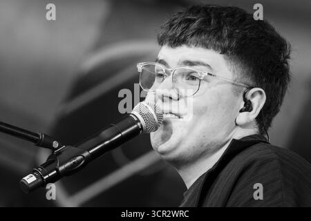 Der Teenager-Sänger Marc Atlas spielt live auf der New Acts Open Air Stage beim SWR3 NEW POP FESTIVAL 2025. Baden-Baden, Deutschland, 20. September 2025. Das Festival, das Weltstars bricht, feiert sein 30. Jahr. Marc Atlas ist ein 18-jähriger Popmusiker, der von seinem kasachischen Erbe beeinflusst wurde. Als Autodidakt an Gitarre und Klavier schreibt er verletzliche, emotionale Lieder über Liebe und Identität. Foto: Rob Watkins/Alamy Live News. Stockfoto