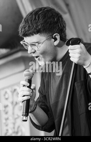 Der Teenager-Sänger Marc Atlas spielt live auf der New Acts Open Air Stage beim SWR3 NEW POP FESTIVAL 2025. Baden-Baden, Deutschland, 20. September 2025. Das Festival, das Weltstars bricht, feiert sein 30. Jahr. Marc Atlas ist ein 18-jähriger Popmusiker, der von seinem kasachischen Erbe beeinflusst wurde. Als Autodidakt an Gitarre und Klavier schreibt er verletzliche, emotionale Lieder über Liebe und Identität. Foto: Rob Watkins/Alamy Live News. Stockfoto