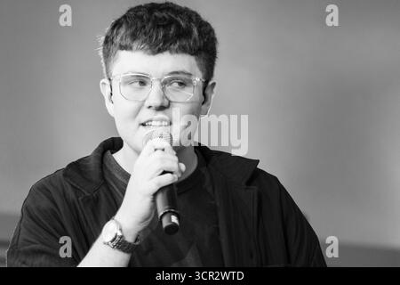 Der Teenager-Sänger Marc Atlas spielt live auf der New Acts Open Air Stage beim SWR3 NEW POP FESTIVAL 2025. Baden-Baden, Deutschland, 20. September 2025. Das Festival, das Weltstars bricht, feiert sein 30. Jahr. Marc Atlas ist ein 18-jähriger Popmusiker, der von seinem kasachischen Erbe beeinflusst wurde. Als Autodidakt an Gitarre und Klavier schreibt er verletzliche, emotionale Lieder über Liebe und Identität. Foto: Rob Watkins/Alamy Live News. Stockfoto