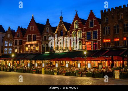 Bezaubernder Abendblick auf historische Gebäude und Cafés im historischen Zentrum von Brügge, Belgien am 17. Juli 2025 Stockfoto