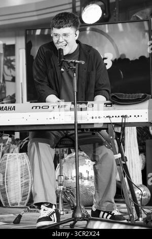 Der Teenager-Sänger Marc Atlas spielt live auf der New Acts Open Air Stage beim SWR3 NEW POP FESTIVAL 2025. Baden-Baden, Deutschland, 20. September 2025. Das Festival, das Weltstars bricht, feiert sein 30. Jahr. Marc Atlas ist ein 18-jähriger Popmusiker, der von seinem kasachischen Erbe beeinflusst wurde. Als Autodidakt an Gitarre und Klavier schreibt er verletzliche, emotionale Lieder über Liebe und Identität. Foto: Rob Watkins/Alamy Live News. Stockfoto